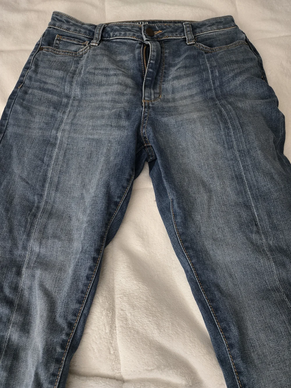 a.n.a Women’s Skinny Jeans Size 6 Medium Wash Raw Hem Stretch Denim - Picture 2 of 4